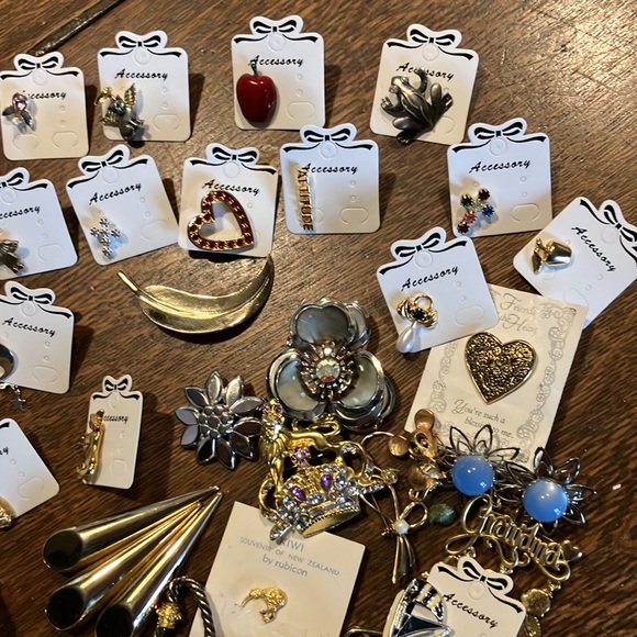 Big lot of 92 assorted vintage estate sale pins, I am selling all my jewelry! - Picture 5 of 10